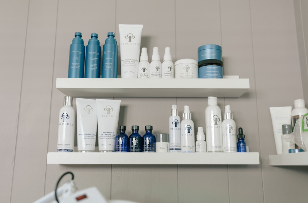 a-shelf-filled-with-lots-of-different-types-of-skin-care-products-r14unposi5s